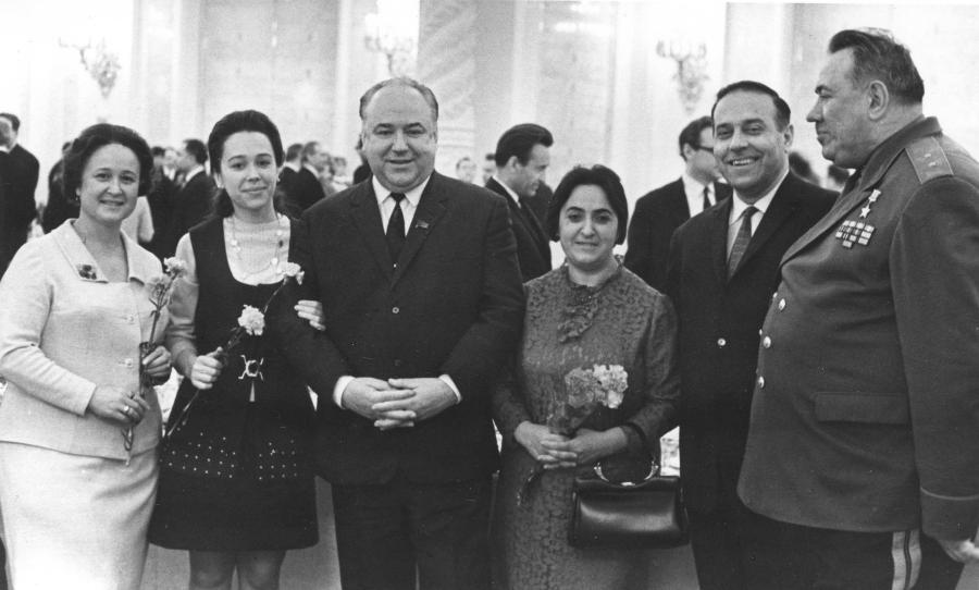 %d0%b1%d1%80%d0%b5%d0%b6%d0%bd%d0%b5%d0%b2_%d0%be%d0%b4%d0%b8%d0%bd-%d0%b3%d0%be%d0%b4%d0%bd-%d0%bd%d0%b0-%d0%b4%d0%b2%d0%be%d0%b8%d1%85-2